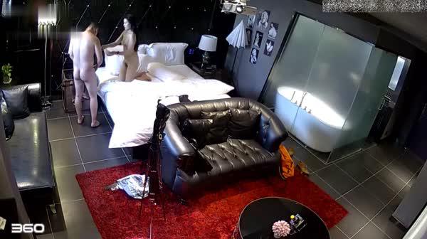 酒店豪华房偷拍土豪中年大叔和极品大长腿气质少妇无套啪啪 扛起大腿一顿猛操